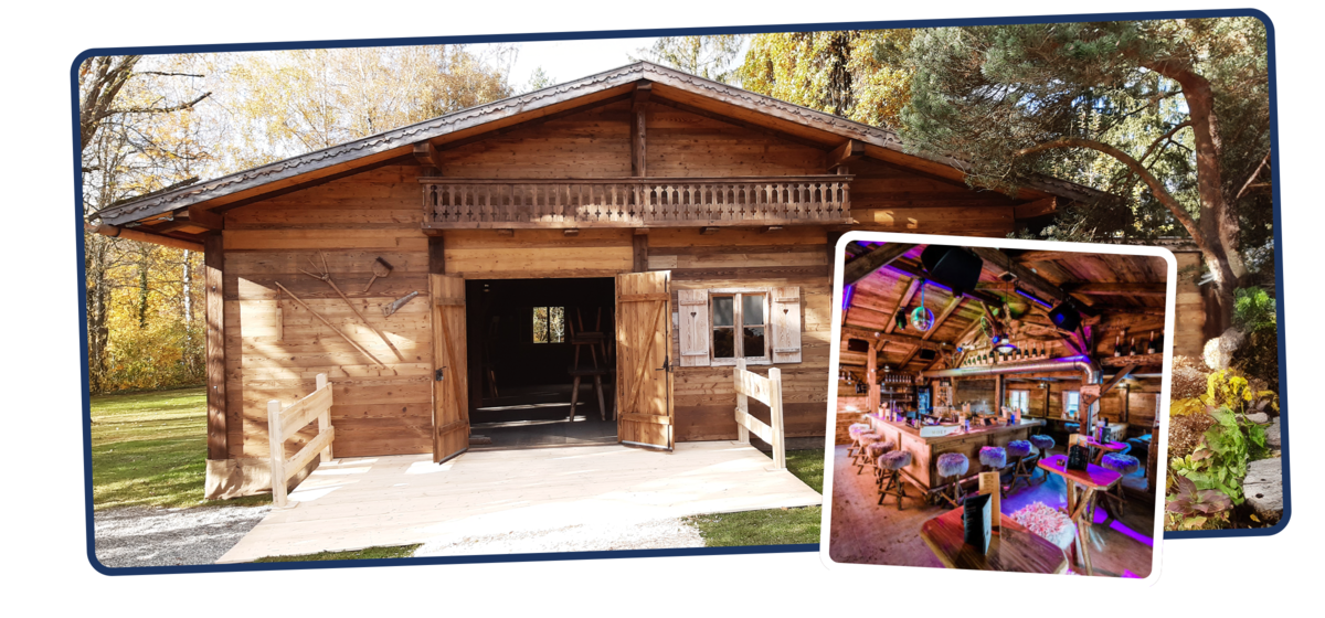 Holzblockhütte mit offenem Doppeltor und zwei Fenstern, umgeben von Bäumen im Herbst, mit eingeblendetem Text zu Hüttenreservierung und kleinem Foto des rustikalen Innenraums mit bunter Beleuchtung.